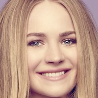 Britt Robertson Desnuda