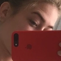 Emili Sindlev Desnuda