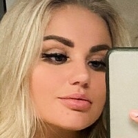 Juliamarkhams Desnuda