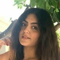 Noam Levii Desnuda